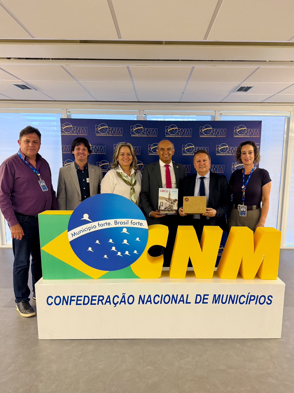 Na sede da CNM, presidente da OCBPM recebe prefeito da Cidade de Goiás, Aderson Gouvea 